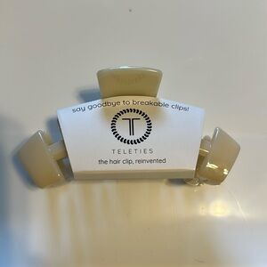 Televiewers almond beige hair clip nwt